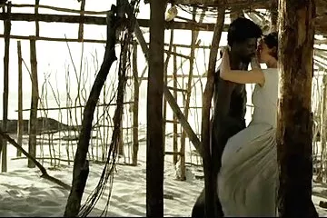 Một người hàng gai xinh khoe buom dep xóm đến lấy muối, và anh ta cho cô ấy mặn.