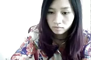 Quan hệ tình dục tự nhiên trong phòng thu với một người khoe lồn đẹp phụ nữ khác muốn kiếm tiền.