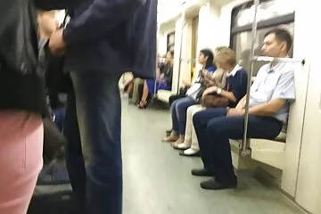 Anh ta nắm tóc và gai xinh show lon đánh con chó cái đang rên rỉ.