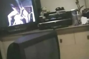 Cô ấy sex vú to tròn không cởi giày thể thao và bắt đầu bú.