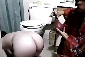 Trừng phạt người giúp việc trong bếp vì làm việc bẩn phim sex lon dep thỉu.