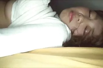 Một cô gái xinh đẹp sau khi gai xinh bj tắm xong.