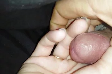 Lồn em gái xinh thủ dâm trinh cận cảnh.