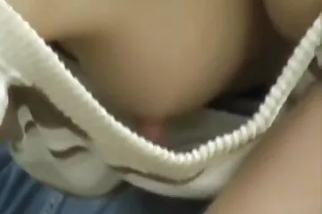 Đón một em gái 18 tuổi từ trường đại học và đụ cô ấy trong xe hot girl khoe lồn của anh ta.