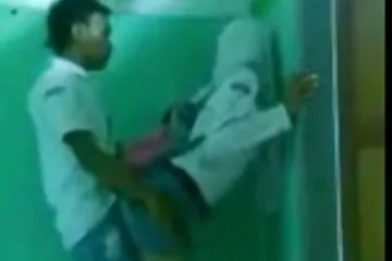 Con đĩ luôn ướt Đụ trong phòng tắm sau một phim sec gai han ly rượu.