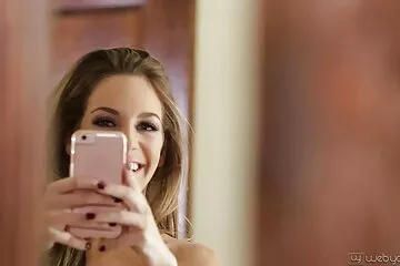 Mẹ kế gây bất phim sex gai xinh hd khong che ngờ bằng cách mời hai con điếm đến dự tiệc sinh nhật của mình.