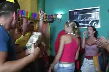 Fucked một sinh viên say rượu trong phòng tắm của một hộp đêm. phim gai xxx