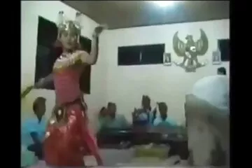 Con gái riêng hai mươi tuổi yêu khi mẹ đi làm. sex gai xinh vu bu